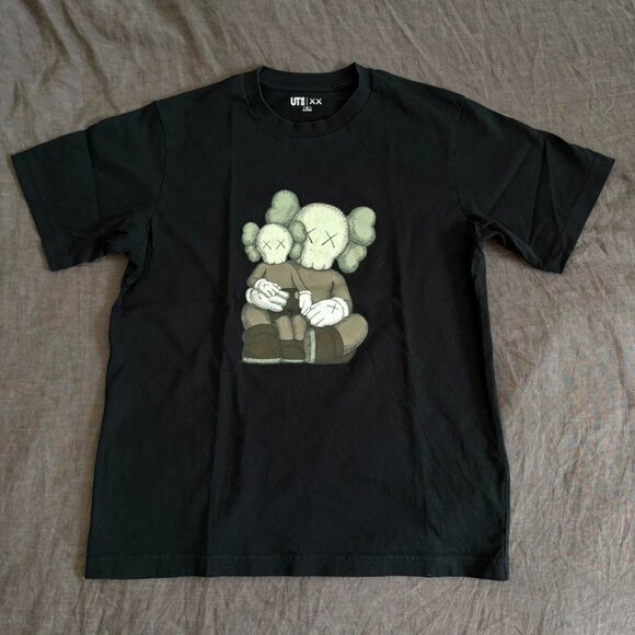 (US M Medium) KAWS x Uniqlo UT Short Sleeve Graphic T-shirt (US Sizing) Black - Picture 2 of 5